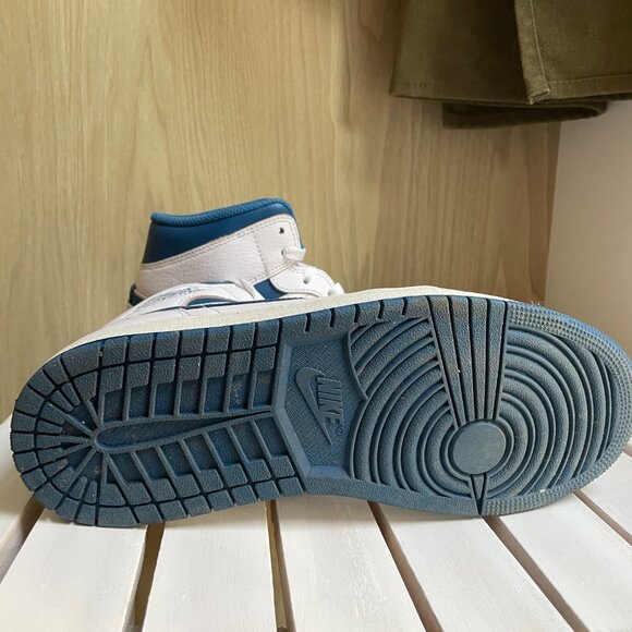 Nike Air Jordan 1 - Picture 2 of 4